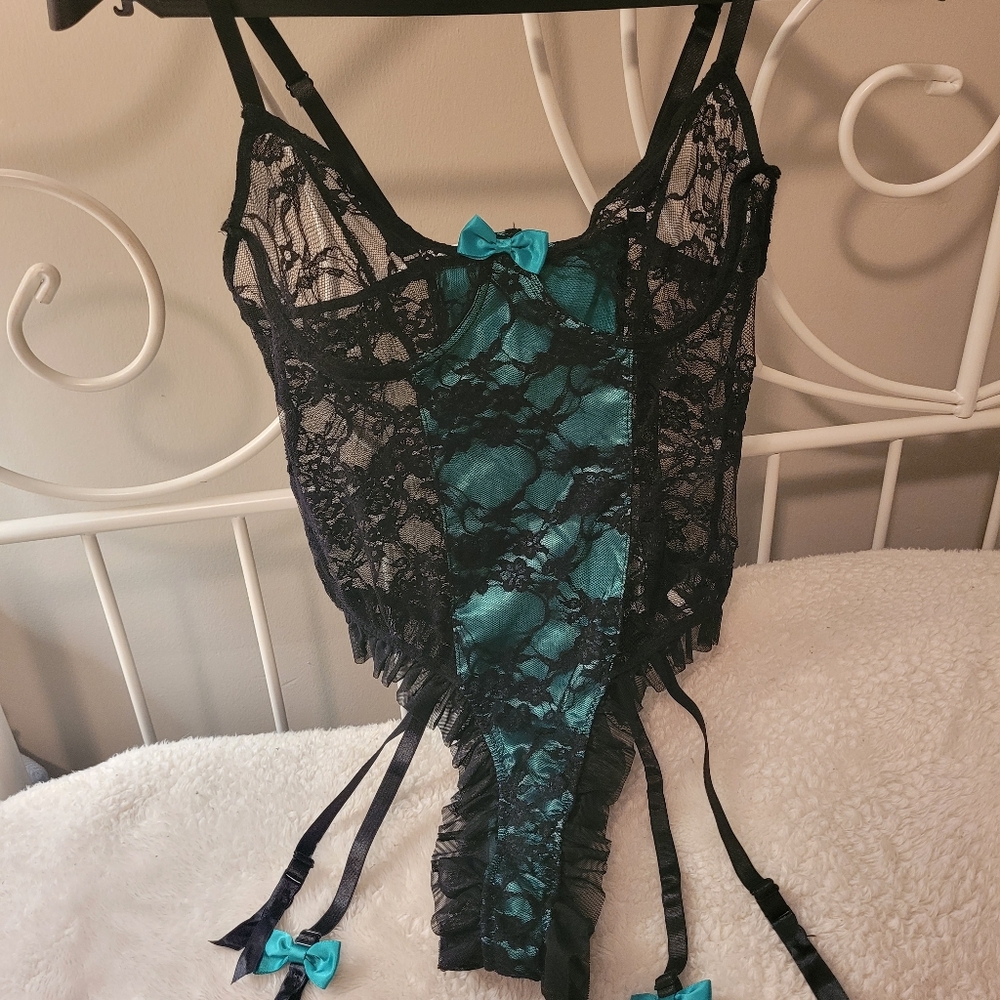 Black and emerald green lingerie